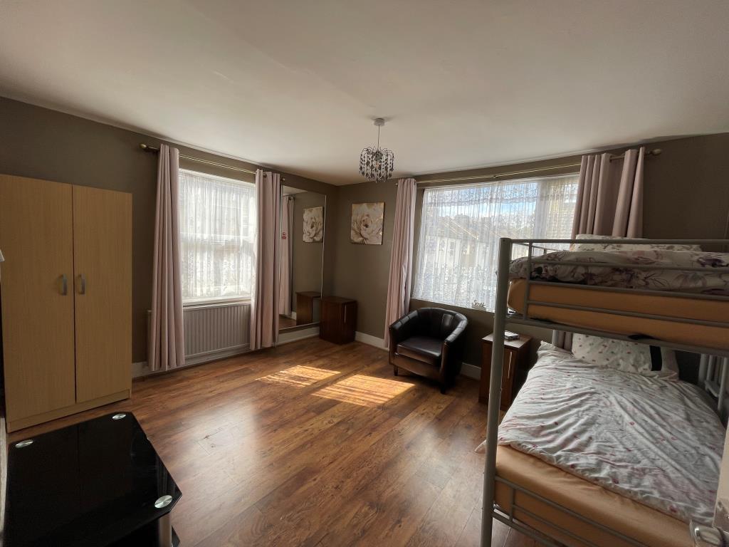 Lot: 129 - FREEHOLD RESIDENTIAL INVESTMENT FOUR-BEDROOM HOUSE AND TWO STUDIOS - Bedroom with dual aspect windows